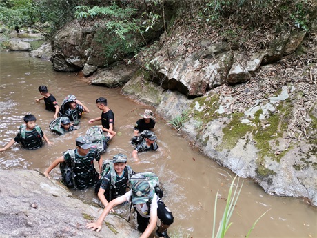 軍事夏令營-溯溪訓練