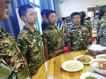 贛州中小學(xué)生軍事夏令營挑戰(zhàn)自我